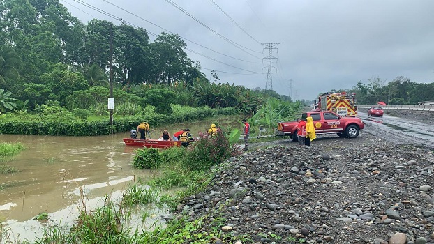 Bomberos rescate personas lluvias