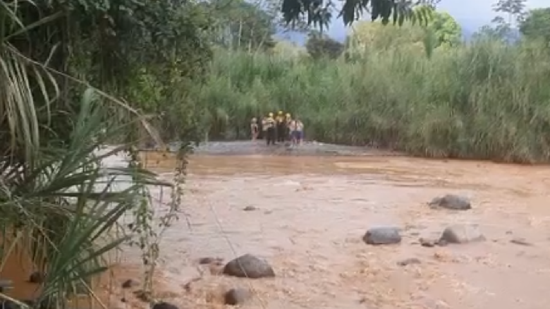 Rescatan a cinco personas tras crecida de río