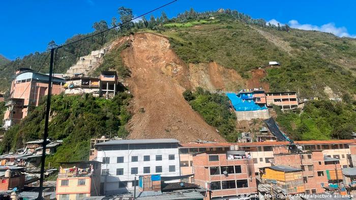 Deslizamiento sepulta casas en pueblo de Perú