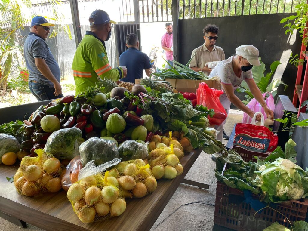 Entrega de alimentos en Casa Nuestra Señora del Carmen, en la Uruca. Foto Municipalidad de San José. 
