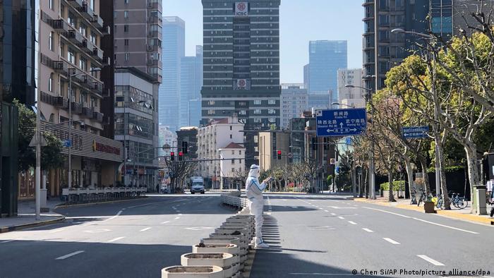 China confina más ciudades por aumento en contagios de COVID-19