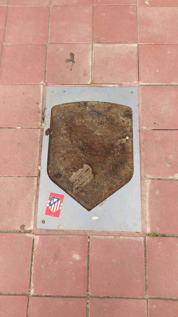 Arrancan placa de Courtois del estadio del Atlético