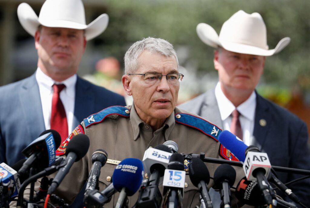 El coronel Steven McCraw, director del Departamento de Seguridad Pública de Texas, habla durante una conferencia de prensa en las afueras de la escuela primaria Robb, tres días después de que un hombre armado matara a diecinueve niños y dos adultos en un tiroteo masivo, en Uvalde, Texas, EE. UU.