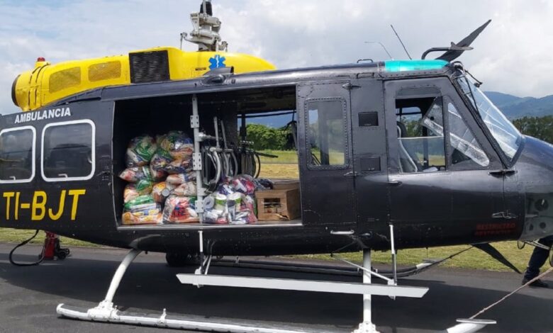 Puente aéreo lleva alimento a más de 90 familias incomunicadas en Quepos