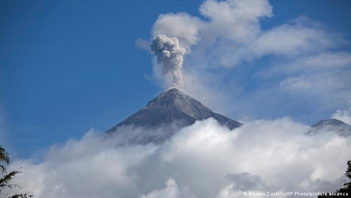 Volcán de Fuego de Guatemala incrementa actividad eruptiva