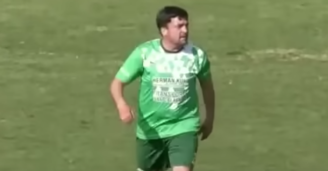 Cristian Tirone, futbolista argentino del Deportivo Garmense agredió por la espalda a la arbitra Dalma Magalí