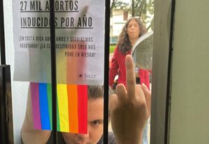 Agustín Laje trajo protesta consigo al evento en el Auditorio de Farmacia de la UCR
