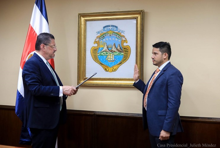 El presidente Chaves Robles juramentó al nuevo ministro este viernes.