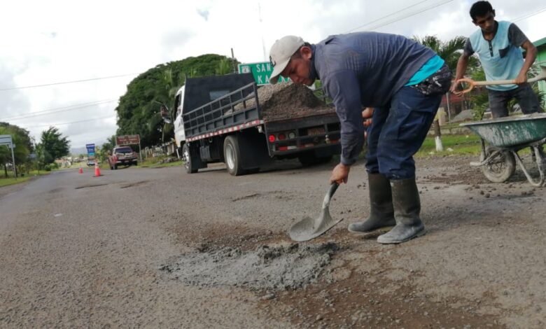Vecinos de Colonia Puntarenas de Upala se cansaron de los huecos en Ruta Nacional 4