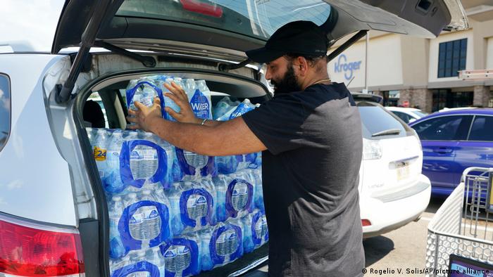 Rajwinder Singh, dueño de una gasolinera/tienda de conveniencia, coloca en su vehículo las 15 cajas de agua potable que compró en un supermercado Kroger, el martes 30 de agosto de 2022, en Jackson, Misisipi.