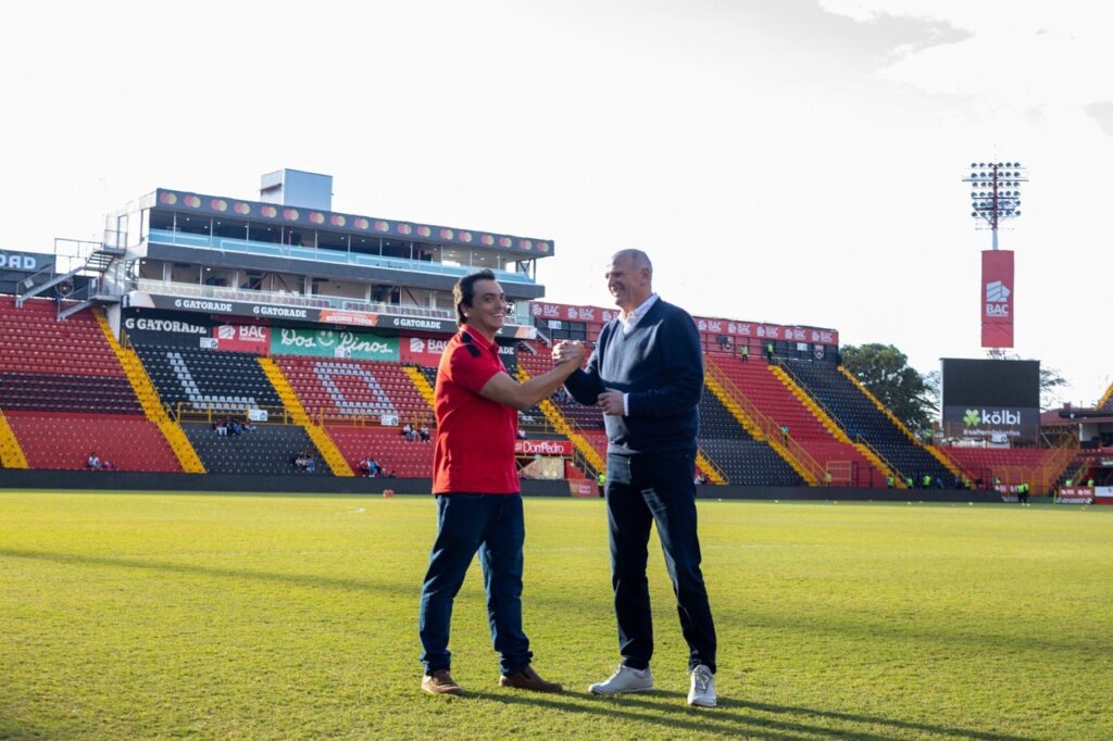 Alajuelense y el Twente firman acuerdo de cooperación. Foto: Prensa LDA.