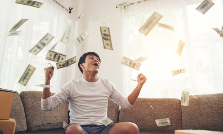 El dinero sí aumenta la felicidad, asegura estudio firmado por Nobel de Economía