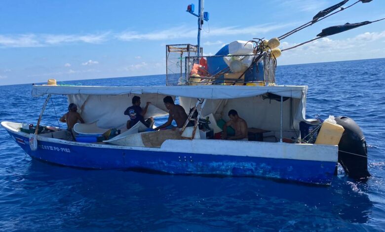 Guardacostas auxiliaron a cuatro pescadores que estaban a la deriva
