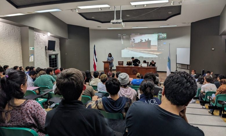 En éstos momentos el edificio de la FEUCR está tomado por miembros del Consejo Superior de Educación que exigen la renuncia de toda la Junta Directiva.