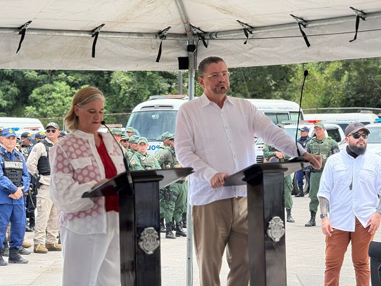 Encargada de Negocios de la Embajada de Estados Unidos, Jennifer Savage junto al Presidente Rodrigo Chaves. Foto Presidencia