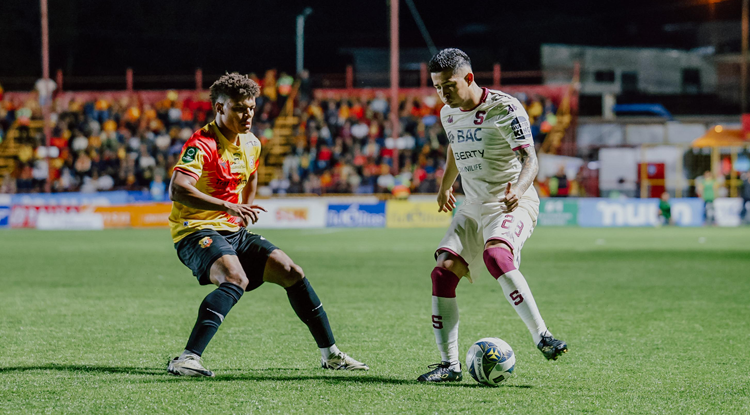 Herediano y Saprissa empatan 3x3 en un partido vibrante con el VAR de invitado