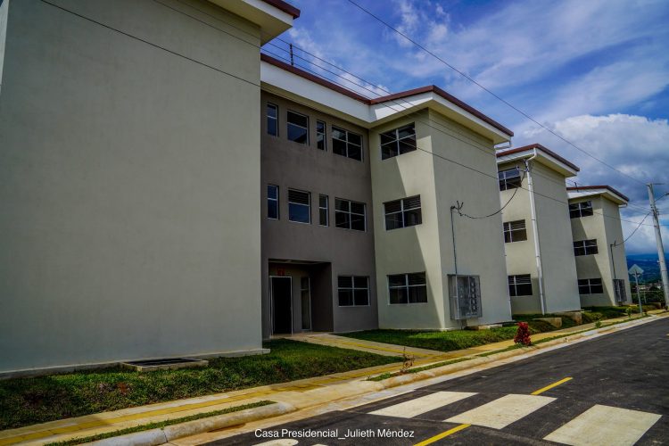 Este miércoles 24 de setiembre  fueron entregadas 120 viviendas del Proyecto La Esperanza en Naranjo, Alajuela, beneficiando a familias que durante años habían esperado una solución habitacional. La inversión total supera los ¢4.741 millones y se ejecutó a través del Banco Hipotecario de la Vivienda (BANHVI), con la participación de Coopenae R.L. como entidad autorizada y la empresa constructora Mar Azul S.A.