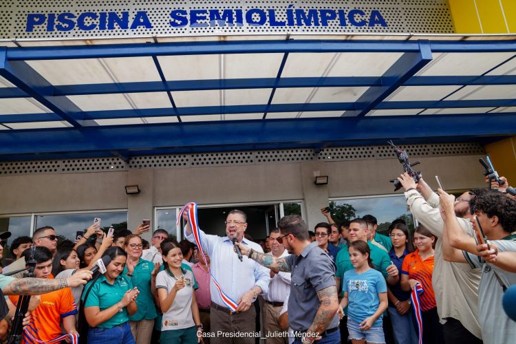 Comunidad de Esparza se beneficia con nueva piscina semiolímpica