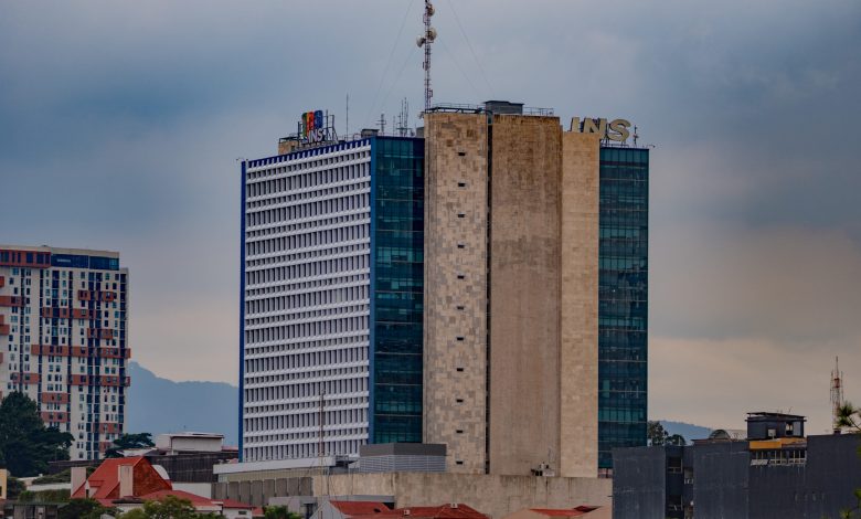 Personas con discapacidad auditiva reciben atención más inclusiva en el INS