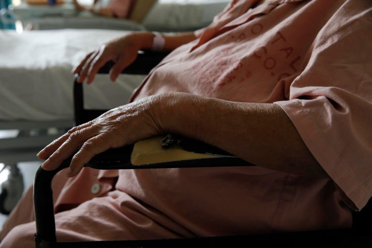 CCSS lanza llamado nacional para reducir caídas y lesiones en personas mayores