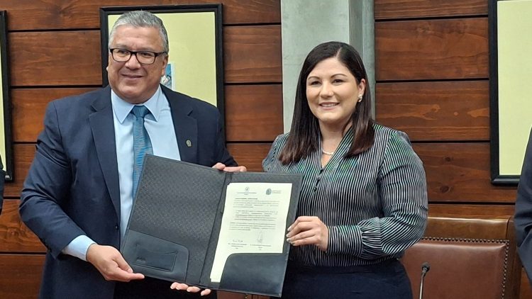 Renuevan convenio para fortalecer la formación de médicos especialistas