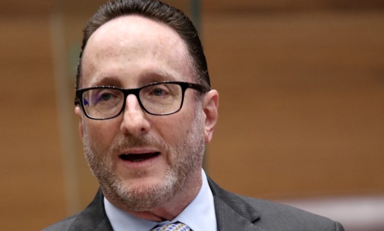 Diputado Eliécer Feinzaig estable tras accidente en Palmares