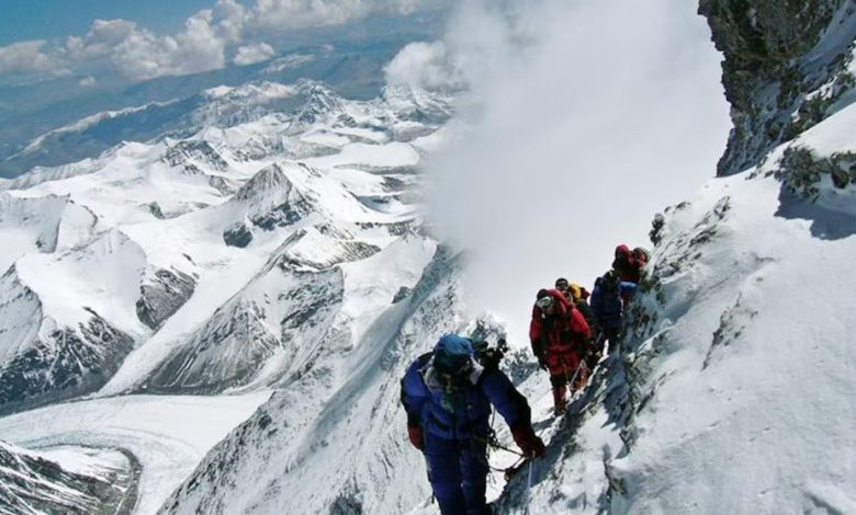 Tormenta en el Everest deja a cientos de alpinistas varados y activa un amplio operativo de rescate