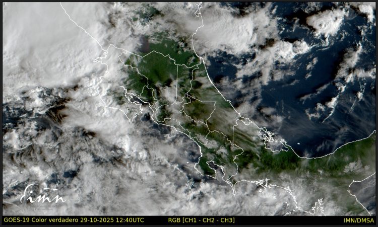 El Instituto Meteorológico Nacional (IMN) informó que la influencia indirecta del huracán Melissa mantiene condiciones lluviosas en la vertiente del Pacífico costarricense. Aunque el fenómeno se ha debilitado a categoría 2 y se aleja del país, su efecto sobre la Zona de Convergencia Intertropical continúa generando aguaceros y tormentas eléctricas en distintas regiones del país.