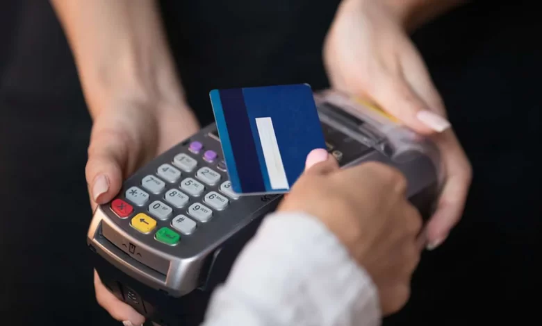 Baja deuda con tarjetas y crece el uso de SINPE Móvil