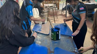 Estudiantes del Liceo de Moravia reparan y donan pupitres a centros con necesidades