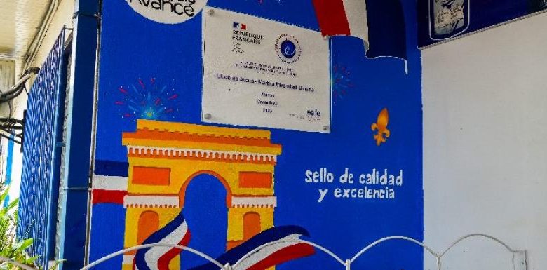 Liceo de Atenas recibe sello internacional por excelencia en educación bilingüe