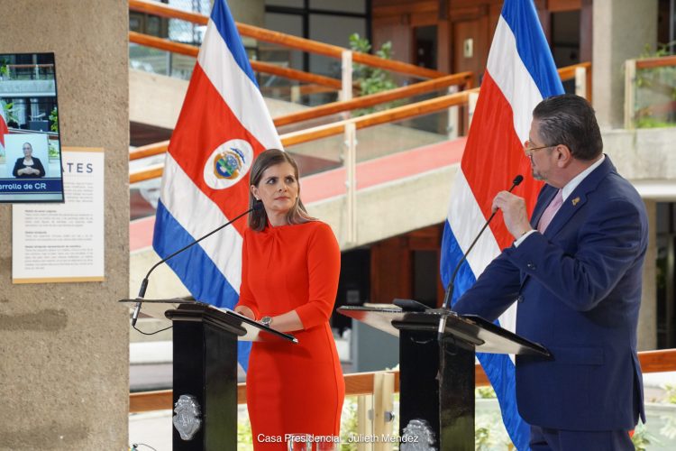 TSE rechaza amparo electoral contra Laura Fernández y aclara límites en actividades del Gobierno