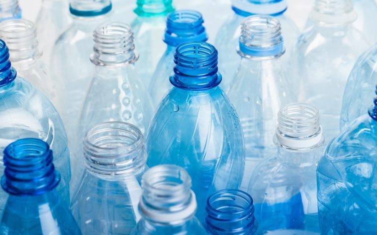 UCR prohibirá la venta de botellas plásticas de un solo uso en todas sus sedes
