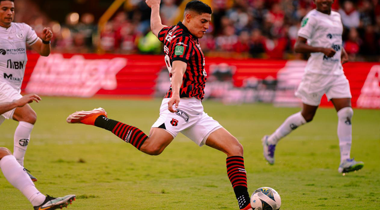 Alajuelense vence con autoridad 2x0, se escapa en la cima y enciende una alarma en el arco