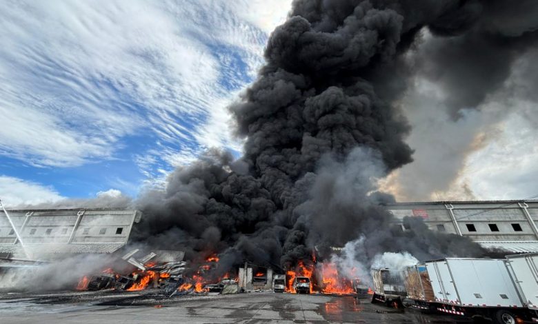 Bomberos enfrentan el incendio industrial más grande del 2025