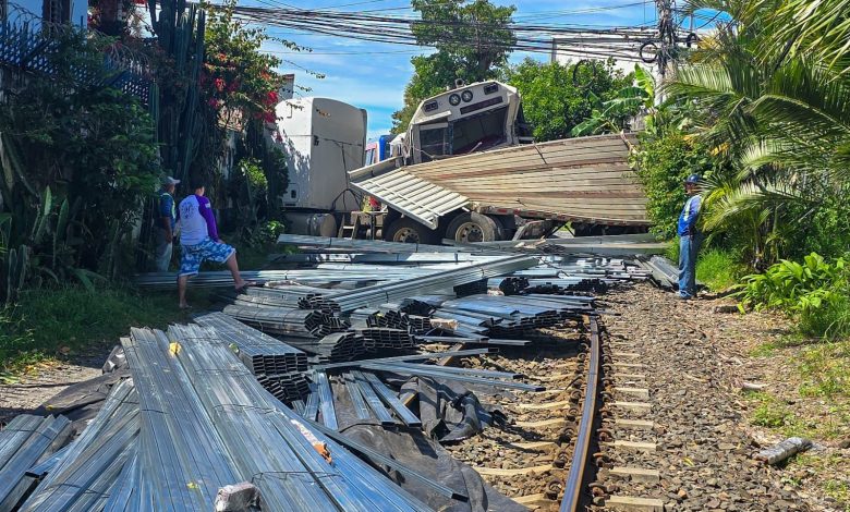 Colisión entre tren y vehículo pesado en Tibás genera afectación en los servicios ferroviarios