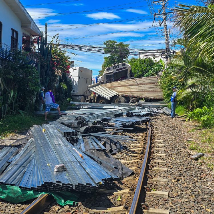 Colisión entre tren y vehículo pesado en Tibás genera afectación en los servicios ferroviarios