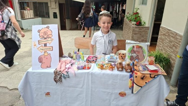 Estudiantes de primaria y secundaria participan con emprendimientos en Mercado Cooperativo