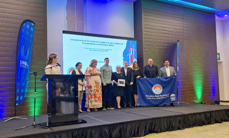 Edificios municipales de Santa Ana son reconocidos con 7 Banderas Azul Ecológica