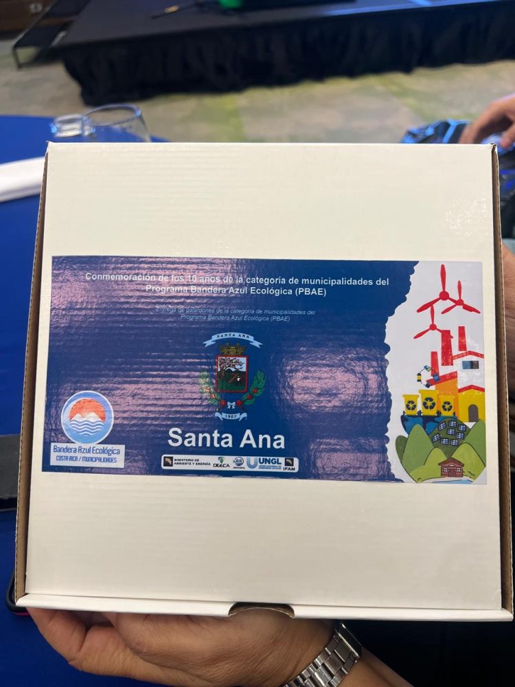 Edificios municipales de Santa Ana son reconocidos con 7 Banderas Azul Ecológica