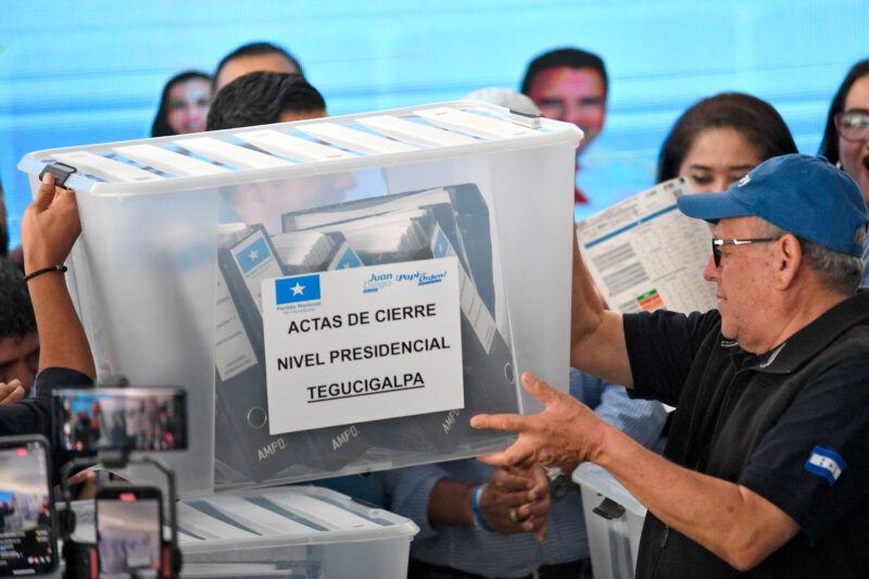 Honduras reanudó escrutinio de actas y persiste incertidumbre presidencial