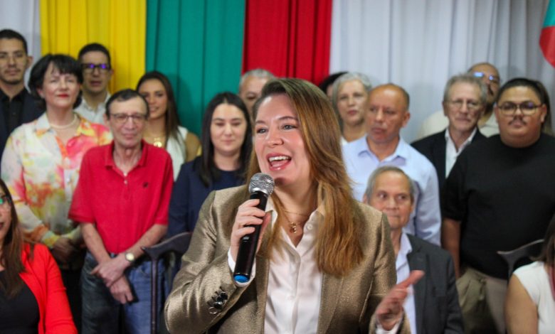 Autoridades municipales de 11 partidos respaldan a Claudia Dobles