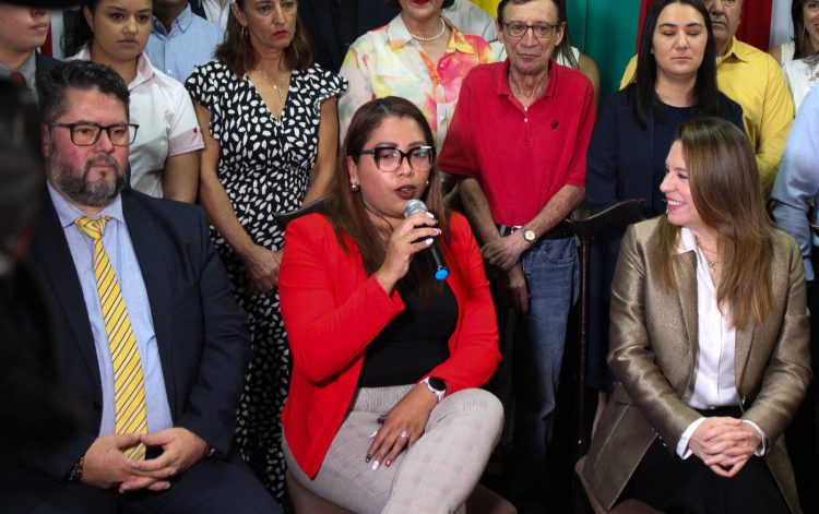 Autoridades municipales de 11 partidos respaldan a Claudia Dobles