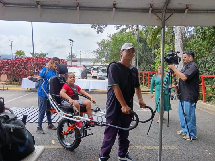 Pérez Zeledón impulsa turismo inclusivo con equipo especializado entregado por el Inder