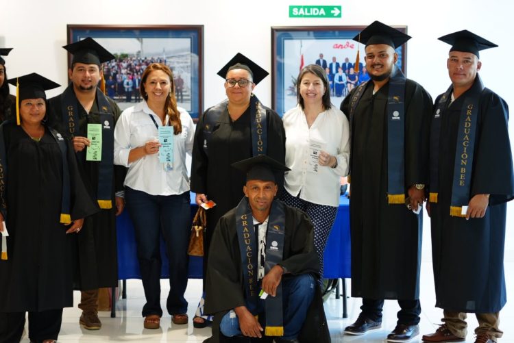 2.609 adultos reciben bachillerato para acceder a más empleo