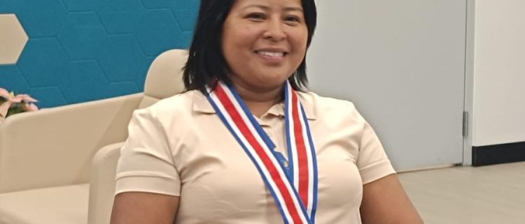 Docente bribri recibe Medalla al Mérito por su labor en educación indígena