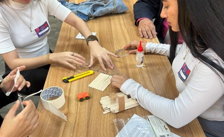 Proyecto ¡Qué Éxito! premia a estudiantes y docentes destacados en cursos digitales