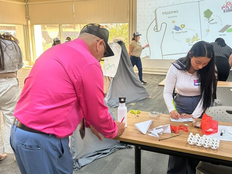Proyecto ¡Qué Éxito! premia a estudiantes y docentes destacados en cursos digitales