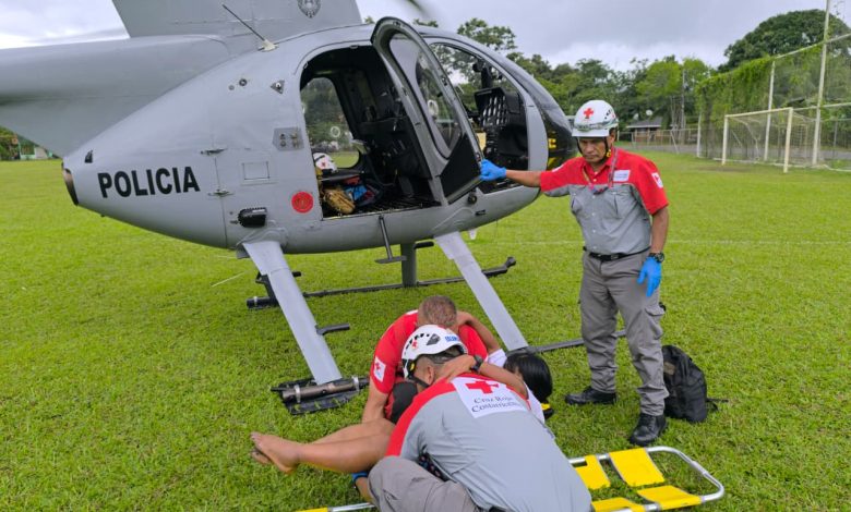 Vigilancia Aérea traslada a mujer herida en Talamanca