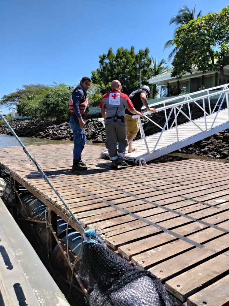 Guardacostas y Cruz Roja auxilian a pescador en Puntarenas
